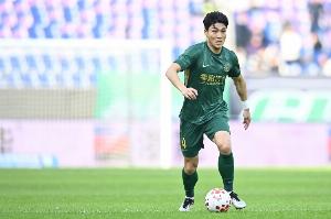 体坛报报道：世界杯期间中超独苗朴镇燮回归浙江队，提升球队中后场防守实力