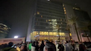 盘外手段是否有效？墨西哥球迷昨夜在酒店外围夜以继日吹笛，赛前对厄瓜多尔进行抗议