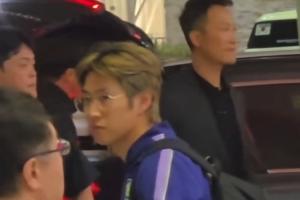 韩国球迷在机场斥责洪明甫，李刚仁默默注视球迷沉思良久