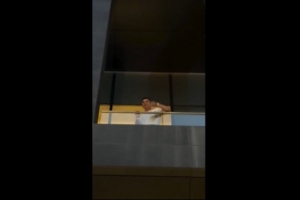 C罗阳台向粉丝挥手，众多粉丝热烈欢呼