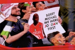 世界杯约旦球迷高举牌：致歉乔丹，我们才是真正的Jordan