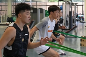 广东男篮今日假期结束投入夏训备战，徐杰、黄明依在美国进行特训