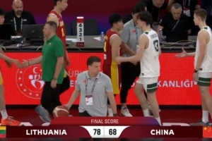 张宇辰手感不佳,中国U17男篮远投火力减弱,陈昱休投篮不顺