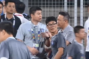 记者：于根伟因补时不够上前争论被出示红牌，球员感到无奈甚至愤怒