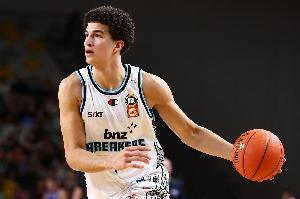 卡里姆·洛佩斯以21顺位被选入NBA，成为首位墨西哥出生的首轮新秀