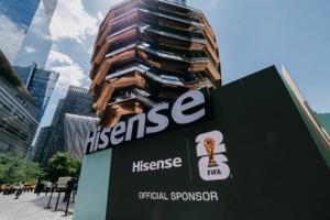 海信、FIFA与阿迪达斯携手举办快闪活动,纽约掀起世界杯RGB足球狂潮