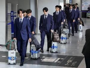 日本媒体:约700名日本球迷迎接,球迷高呼“大家辛苦”“感谢努力”