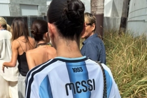 太阳报：贝克汉姆次子与女友共观世界杯，女友身着梅西球衣