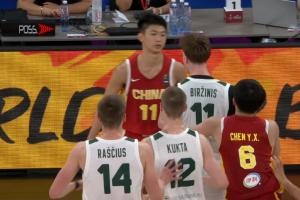 中国U17男篮激怒立陶宛队,对方情绪失控,屡次夹臂推人