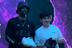 欧文中国之旅期间与樊振东同框，互赠球鞋留念