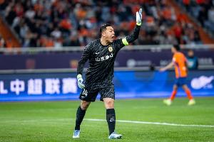 鲁媒称：泰山客战国安常用红牌，王大雷被球迷谩骂及涉及家人