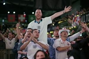 英格兰球迷对墨西哥比赛时间调整表示不满：球迷再度被视作无足轻重