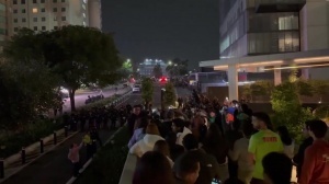 墨西哥球迷深夜在英格兰酒店外燃放鞭炮，安保未采取措施