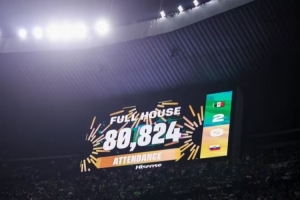 激情！80824观众涌入阿兹特克体育场，见证墨西哥2-0击败厄瓜多尔！