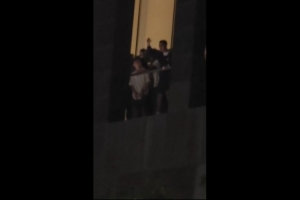C罗人气爆棚！现身酒店阳台，引发现场众多球迷欢呼
