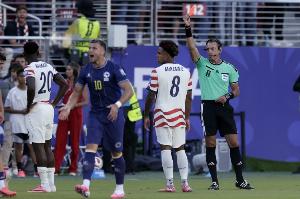白宫直接向FIFA施压要求复审巴洛贡红牌，FIFA坚称事件未受影响