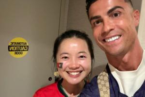 中国女球迷电梯偶遇C罗，同行消防通道合影引羡慕