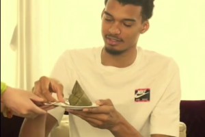 文班亚马品尝粽子并用中文祝大家端午节安康快乐！