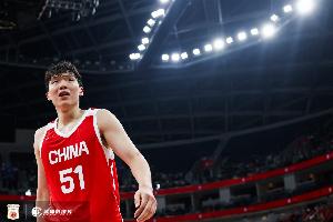 媒体人：球迷期待杨瀚森展现强势 他需调整自我并适应国家队