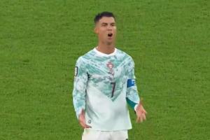 真实记录：C罗被换下场后表现：不满与困惑，愣神几秒后取下袖标离场