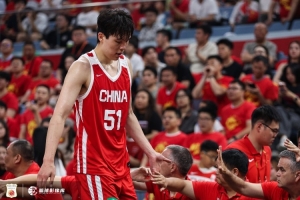 杨瀚森半场仅4投1中！媒体人：不必每球都依赖他，否则自己可能反而打不好