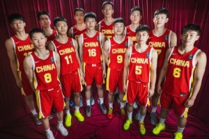 媒体人指出:对方身体对抗激烈,国青队员应对困难