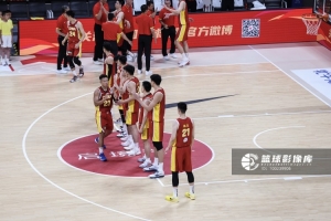 中国男篮面临关键战役!评论员强调:需充分利用锋线与篮板优势!